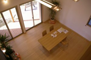 床・天井は無垢桧と杉、壁は漆喰で仕上げた癒しのリビング