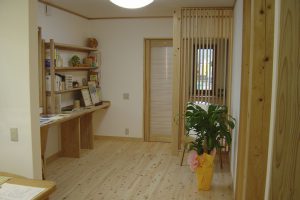 造作棚と木製建具を使ったライブラリー