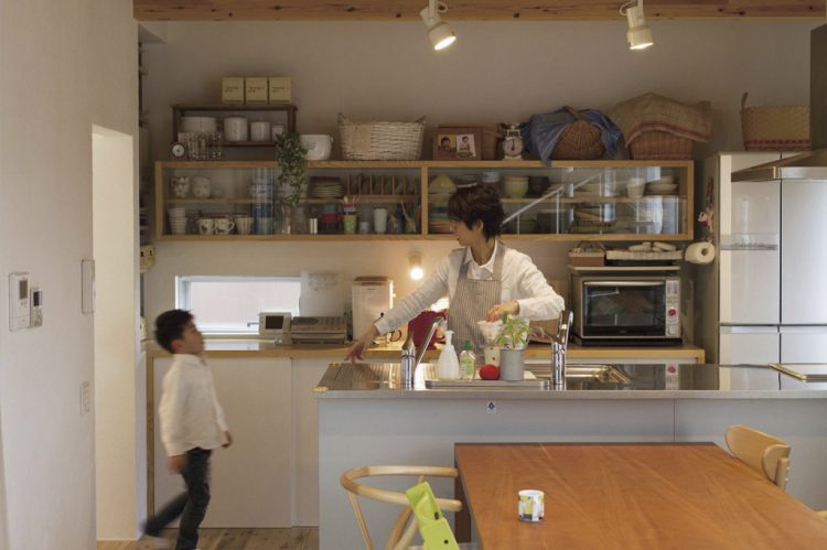 お子さまとコミュニケーションをとりながら一緒に家事のできるキッチン。食器棚は作り付けのオープンタイプ。あえて収納スペースを少なくし、オープンにすることで、本当に大好きなものだけに囲まれた生活に切り替え自分だけの空間を楽しんでいます。 お子さまとコミュニケーションをとりながら一緒に家事のできるキッチン。食器棚は作り付けのオープンタイプ。あえて収納スペースを少なくし、オープンにすることで、本当に大好きなものだけに囲まれた生活に切り替え自分だけの空間を楽しんでいます。