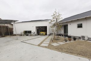 同じ敷地に、別棟の二世帯住宅。両親の住まいとは程よく距離感を保っている。ご主人お気に入りのビルトインタイプの駐車場は車だけでなく自転車やスキー、アウトドア用品など多趣味なご主人の希望で、駐車場は愛車や道具が収納できる玄関直結のビルトインタイプに。