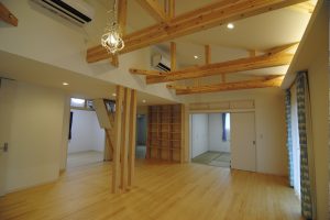 床、天井、階段などに無垢材を使っています。リビング階段で吹き抜けとなっていますが高気密高断熱で屋内は快適です。