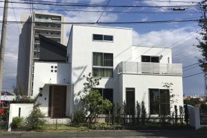 片流れの屋根を反映した内部。梁現しで傾斜天井とし、開放感あふれる空間となりました。