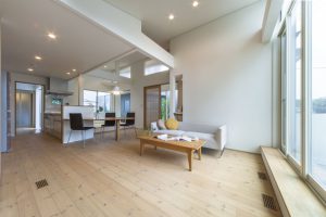 勾配天井で縦にも広がりのある明るく開放的なLDK空間。