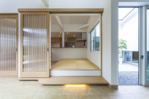 公と私の空間を隔てるために設けられた通り土間がお家にメリハリをつけてくれます。