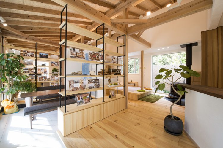 トピア社屋エントランス。木の香りがする温かい空間になっていますのでお気軽にお越しください。