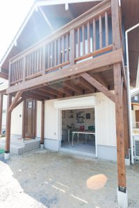 別荘のような雰囲気漂う外観です。1.5Ｆリビングからウッドデッキバルコニーにでればプライベートガーデンに早変わり。週末にはベランピングを、毎晩、星空を独占できます！