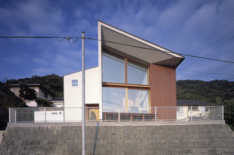海を望む高台に建つ大開口住宅。瀬戸内海の朝の光をＬＤＫいっぱいに取り込みます。
