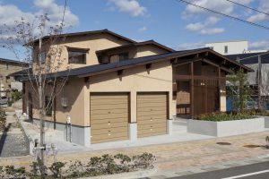 和風住宅の美しさである屋根をシンプルにかつ、印象的にデザイン。シラス塗り壁との絶妙なコラボレーション。