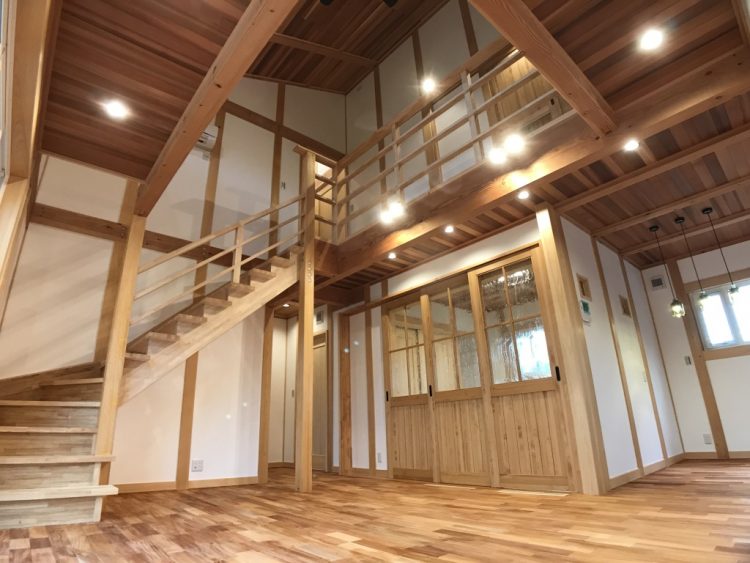 真壁造りの吹き抜けリビング