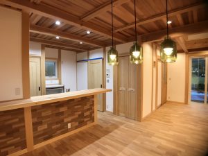 無垢材と漆喰の塗り壁で造ったキッチン