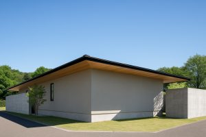 深い軒が特徴的なデザイン。